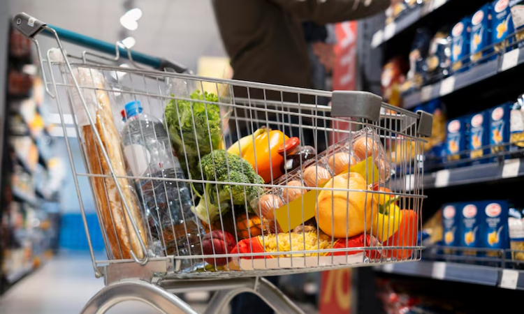 Hasta qué hora está abierta la tienda de alimentos más cercana