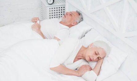 Personas mayores en cama