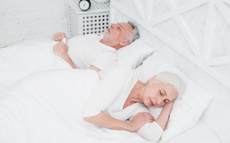 Personas mayores en cama